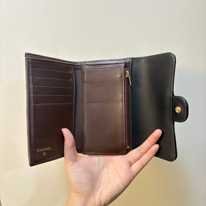 Chanel 黑羊皮金釦三折中夾-7