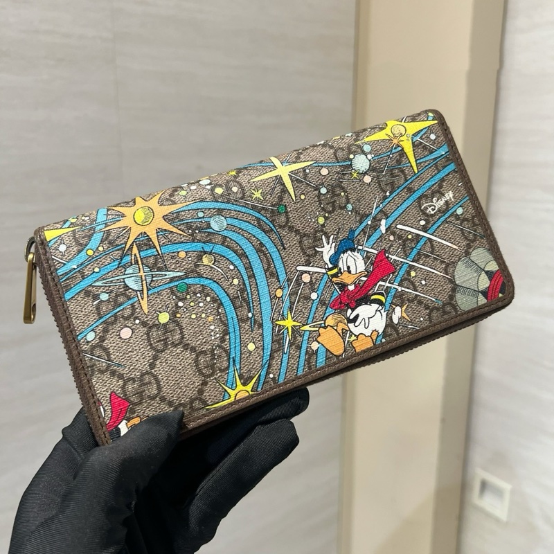 Gucci PVC咖牛皮唐老鴨塗案霧金釦12卡ㄇ拉長夾-1