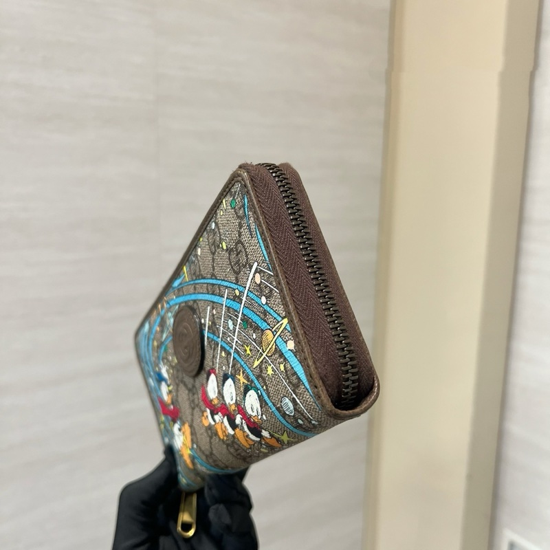 Gucci PVC咖牛皮唐老鴨塗案霧金釦12卡ㄇ拉長夾-2