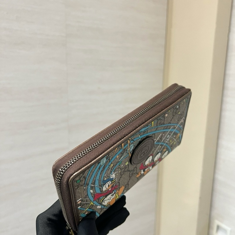 Gucci PVC咖牛皮唐老鴨塗案霧金釦12卡ㄇ拉長夾-3