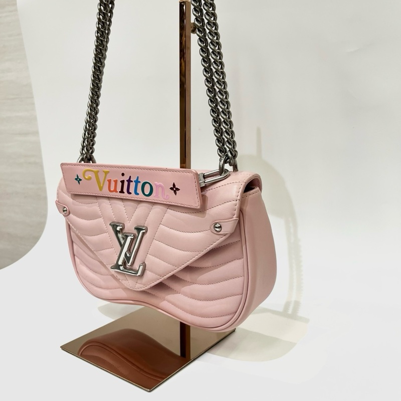 LV 粉色牛皮波浪紋霧銀釦彩色字紋提把手提斜背包new wave MM M52707-3