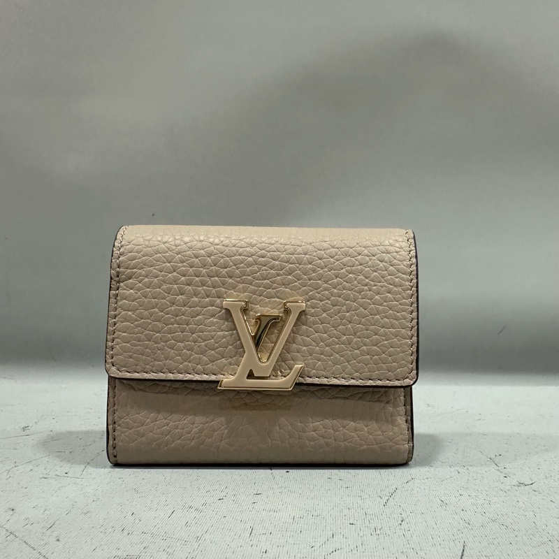 LV M68747 奶茶色金釦 capucines 短夾-0