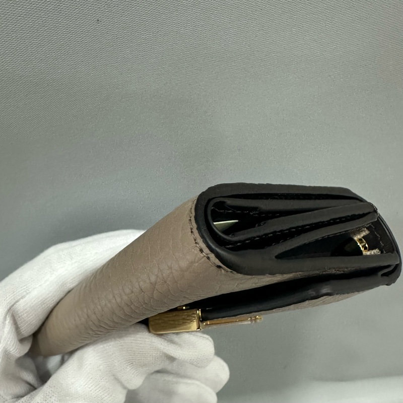 LV M68747 奶茶色金釦 capucines 短夾-5