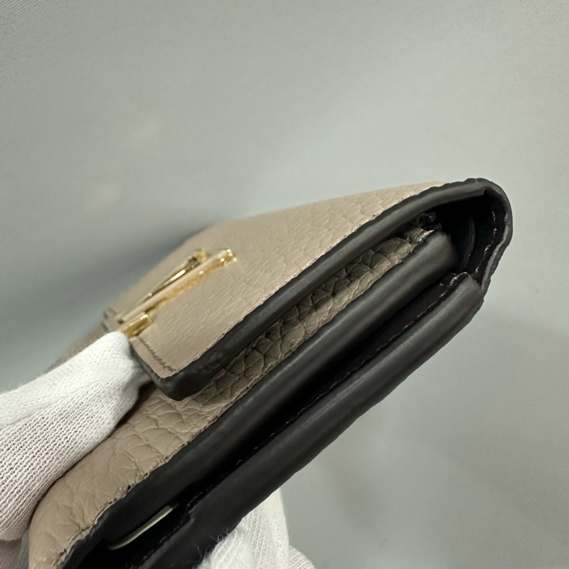 LV M68747 奶茶色金釦 capucines 短夾-6