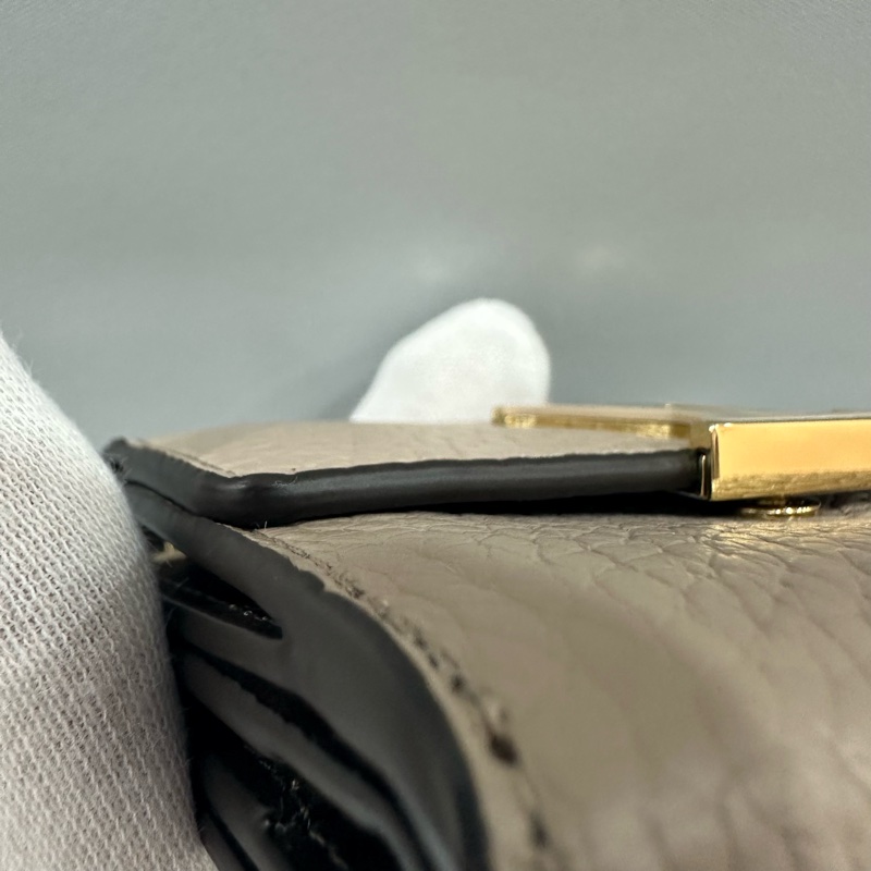 LV M68747 奶茶色金釦 capucines 短夾-8