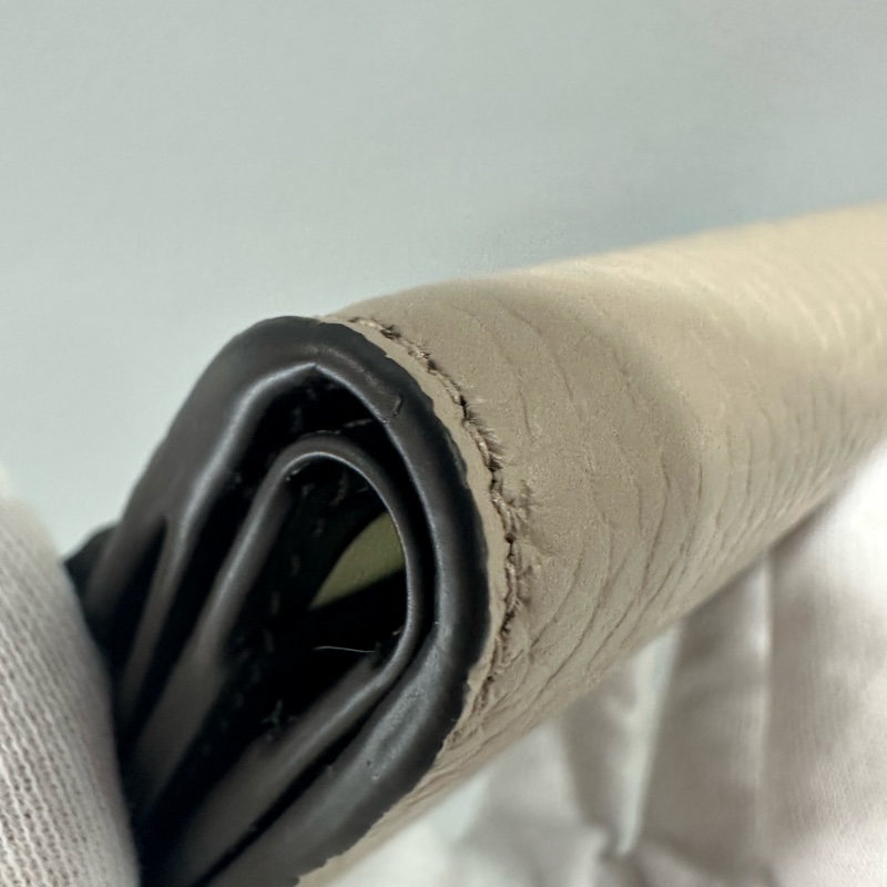 LV M68747 奶茶色金釦 capucines 短夾-10