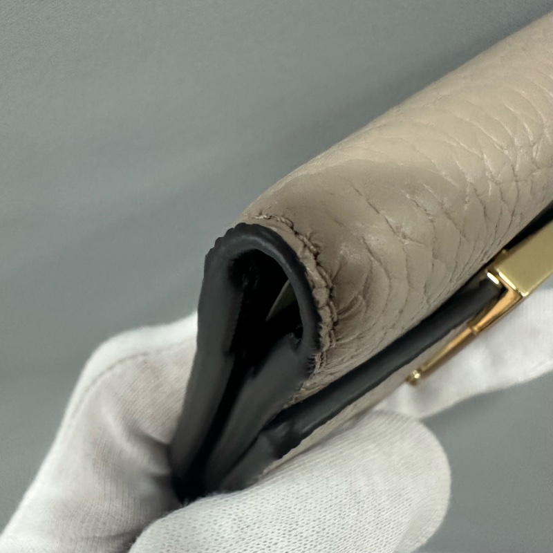 LV M68747 奶茶色金釦 capucines 短夾-11