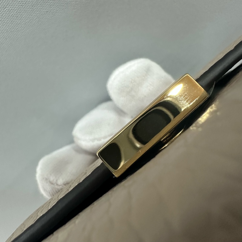 LV M68747 奶茶色金釦 capucines 短夾-12