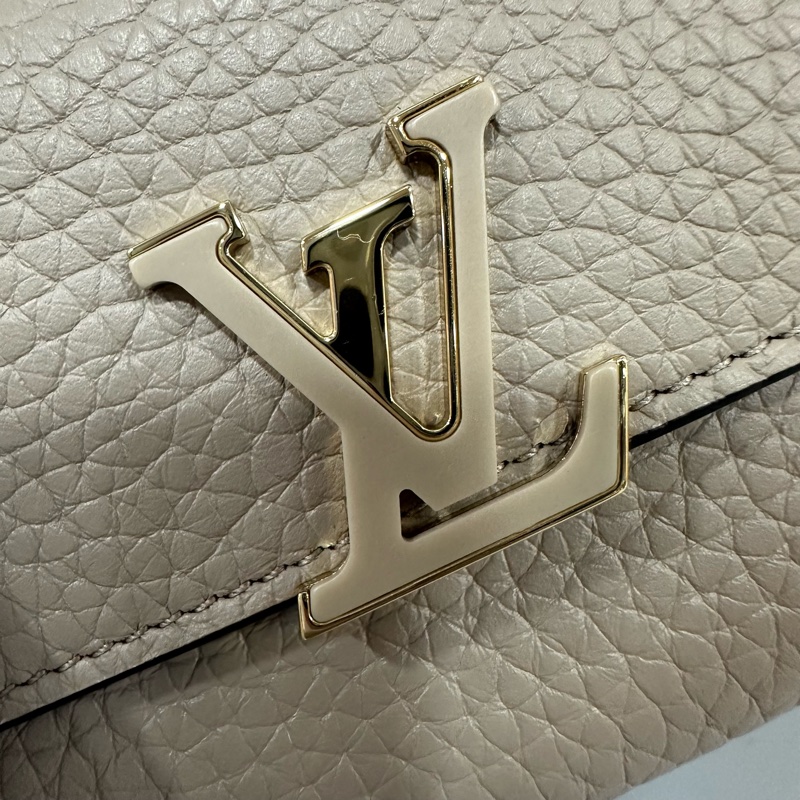 LV M68747 奶茶色金釦 capucines 短夾-13