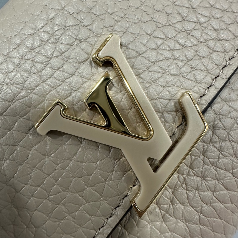 LV M68747 奶茶色金釦 capucines 短夾-14