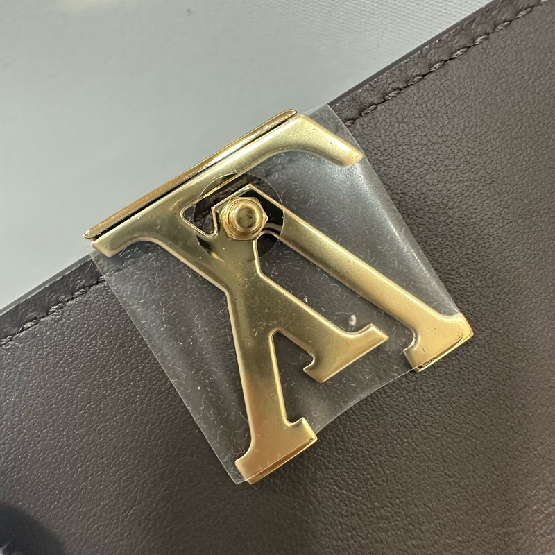 LV M68747 奶茶色金釦 capucines 短夾-15