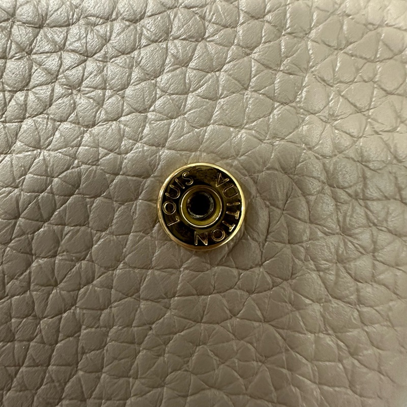 LV M68747 奶茶色金釦 capucines 短夾-16