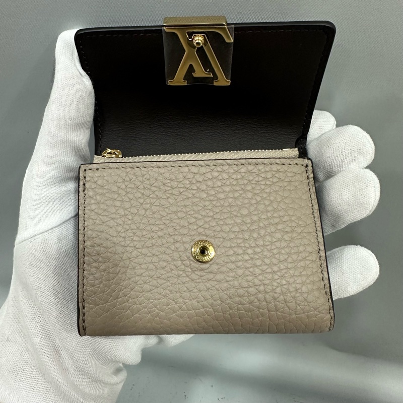 LV M68747 奶茶色金釦 capucines 短夾-17