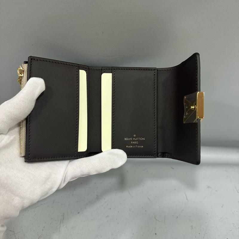 LV M68747 奶茶色金釦 capucines 短夾-18