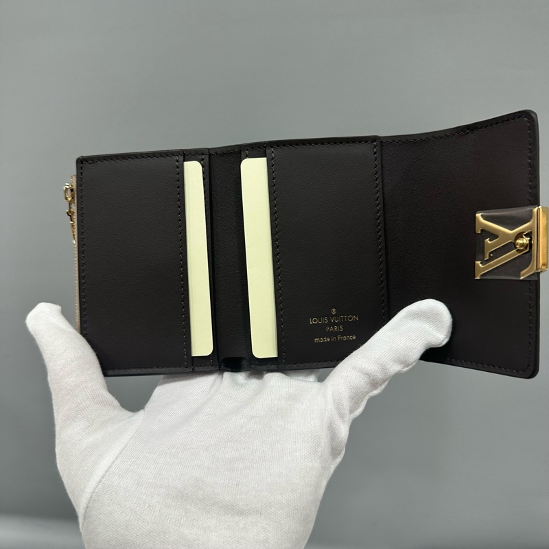 LV M68747 奶茶色金釦 capucines 短夾-19