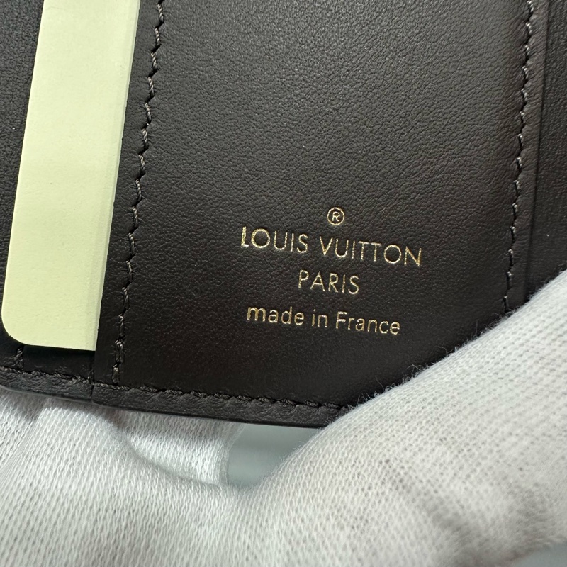 LV M68747 奶茶色金釦 capucines 短夾-20