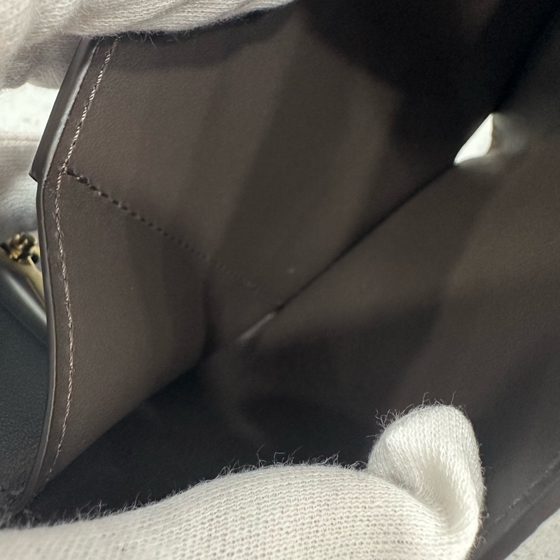 LV M68747 奶茶色金釦 capucines 短夾-23