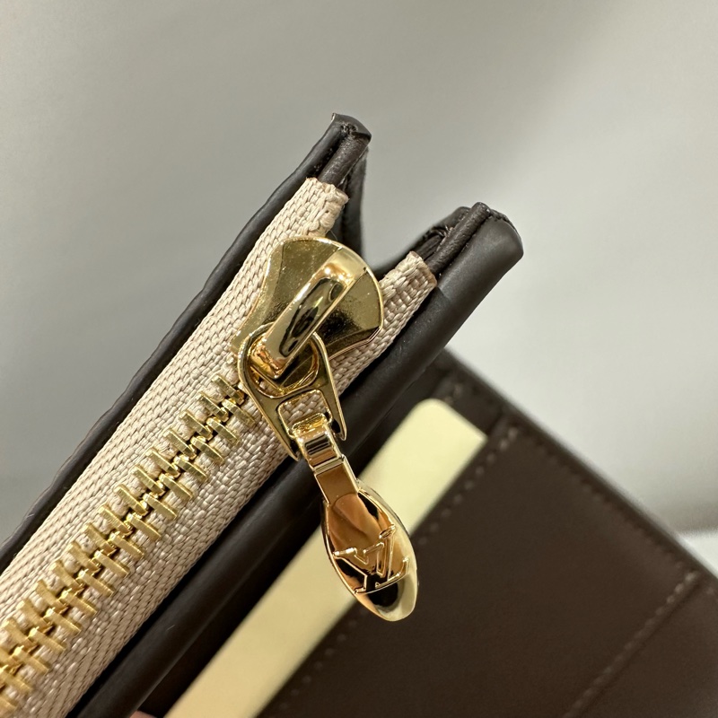 LV M68747 奶茶色金釦 capucines 短夾-24