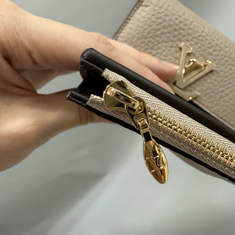 LV M68747 奶茶色金釦 capucines 短夾-25