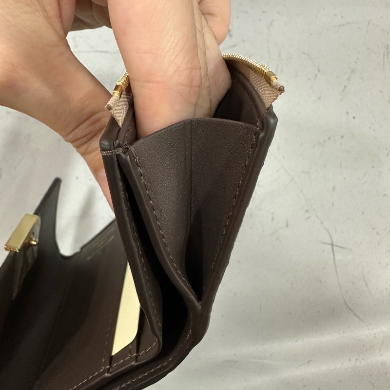 LV M68747 奶茶色金釦 capucines 短夾-26