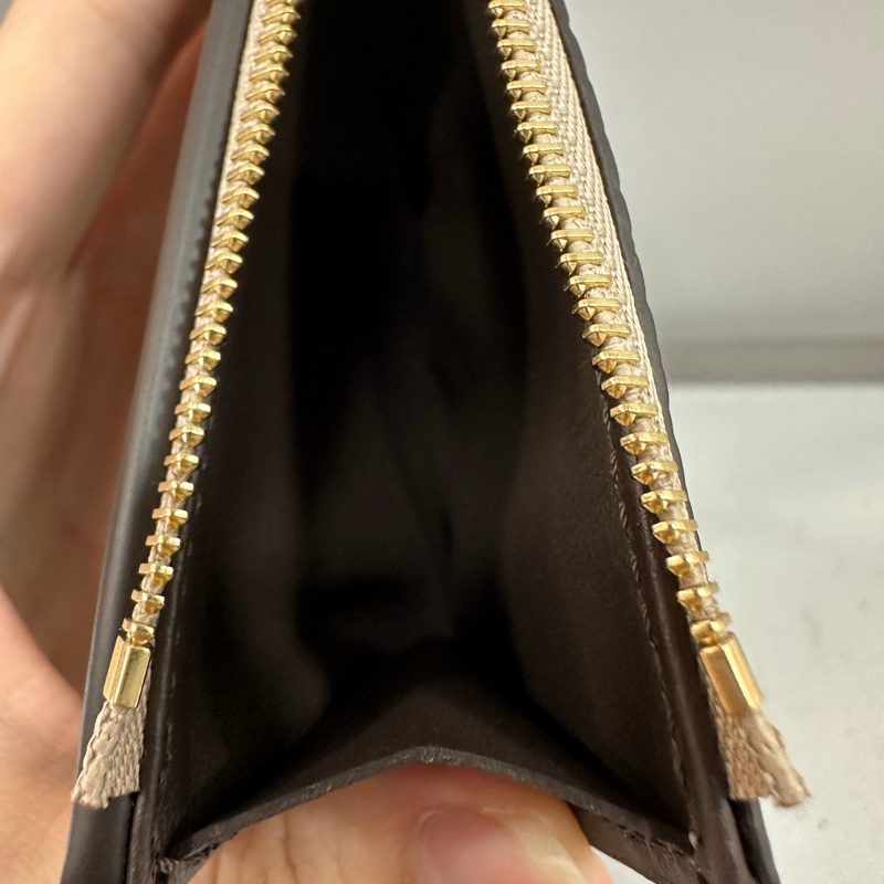 LV M68747 奶茶色金釦 capucines 短夾-27