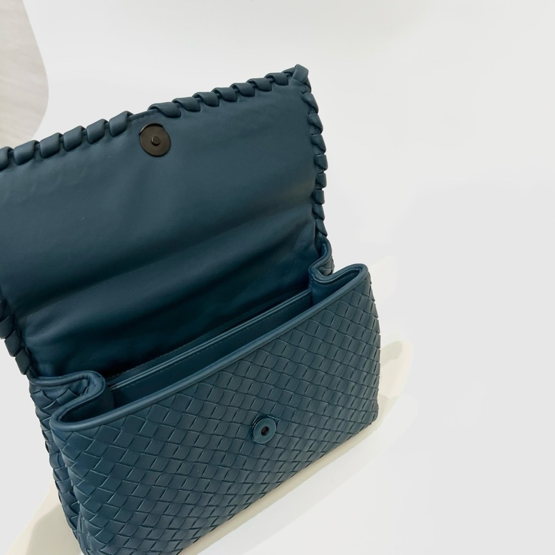 BV 藏藍羊皮編織霧金釦下蓋磁釦肩斜背包-7