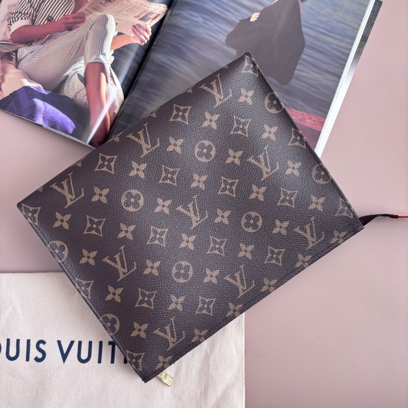 ::LOUIS VUITTON:: LV M47195 Trio Toilet Pouch咖啡色經典花紋三合一洗漱包-2