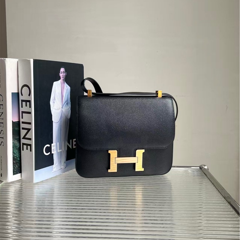 愛馬仕 Constance Concon 24，黑金 Y 字雕刻 Epsom 皮革，尺寸：22.5x6x18-0