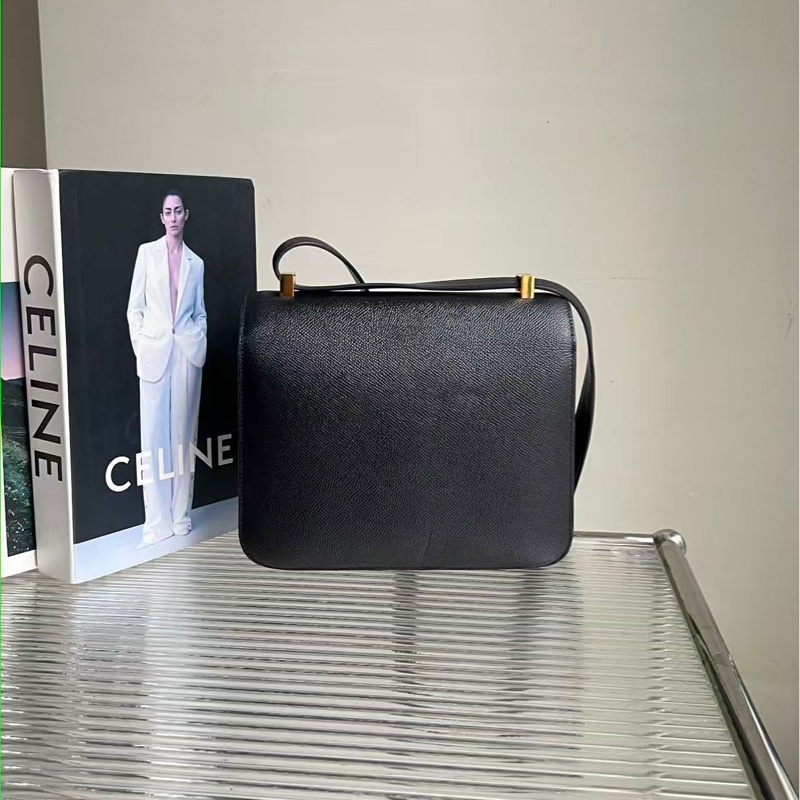 愛馬仕 Constance Concon 24，黑金 Y 字雕刻 Epsom 皮革，尺寸：22.5x6x18-2