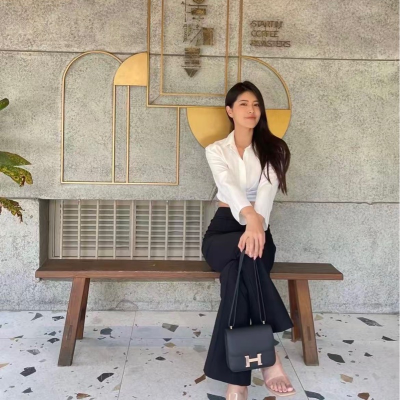 愛馬仕 Constance Concon 24，黑金 Y 字雕刻 Epsom 皮革，尺寸：22.5x6x18-3