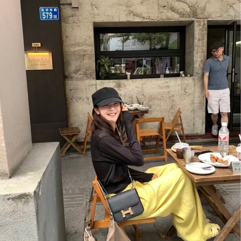 愛馬仕 Constance Concon 24，黑金 Y 字雕刻 Epsom 皮革，尺寸：22.5x6x18-7