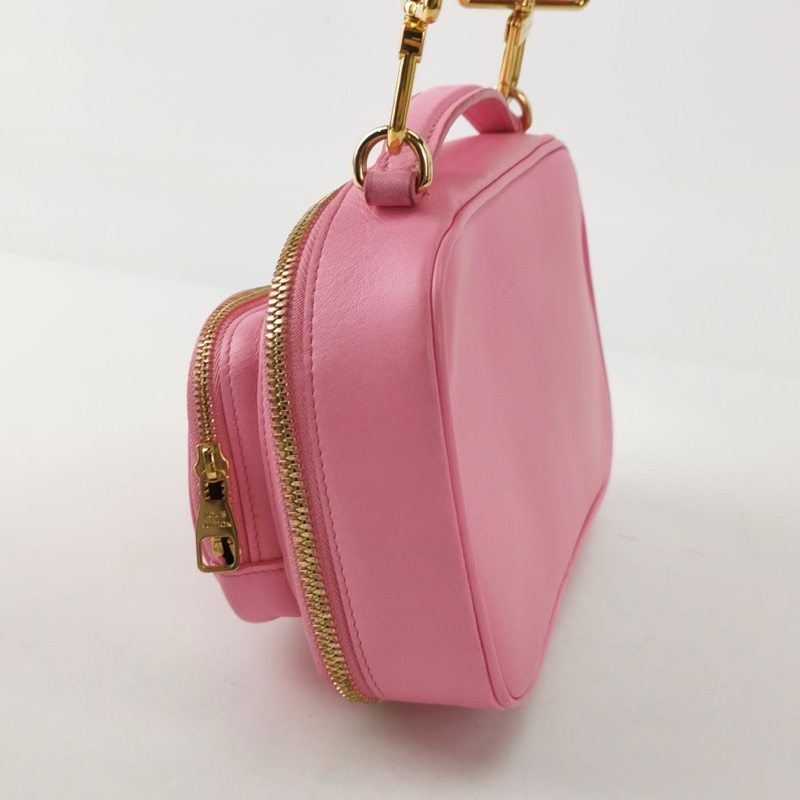 LV路易威登 Utility Crossbody 粉色皮革老花壓紋炸藥包相機包～晶片款-1