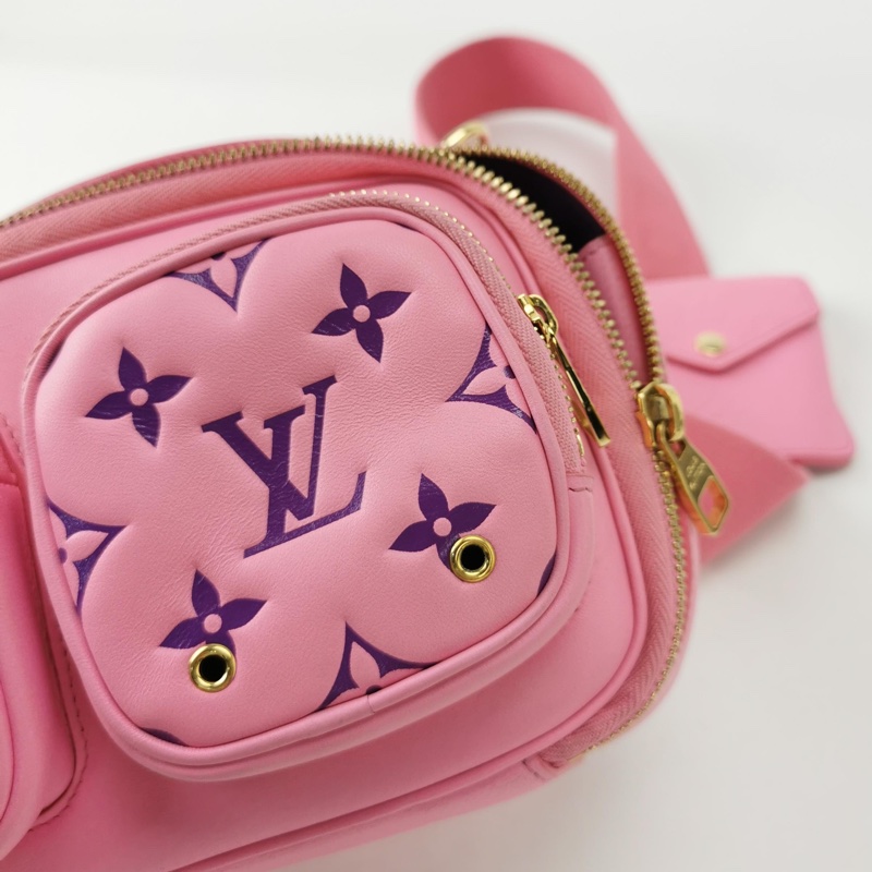 LV路易威登 Utility Crossbody 粉色皮革老花壓紋炸藥包相機包～晶片款-2