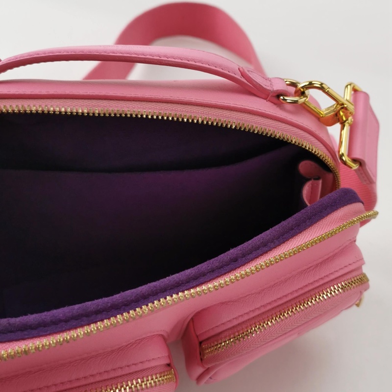 LV路易威登 Utility Crossbody 粉色皮革老花壓紋炸藥包相機包～晶片款-10