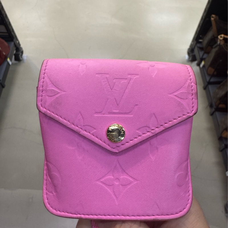 LV路易威登 Utility Crossbody 粉色皮革老花壓紋炸藥包相機包～晶片款-14