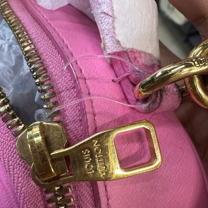 LV路易威登 Utility Crossbody 粉色皮革老花壓紋炸藥包相機包～晶片款-16