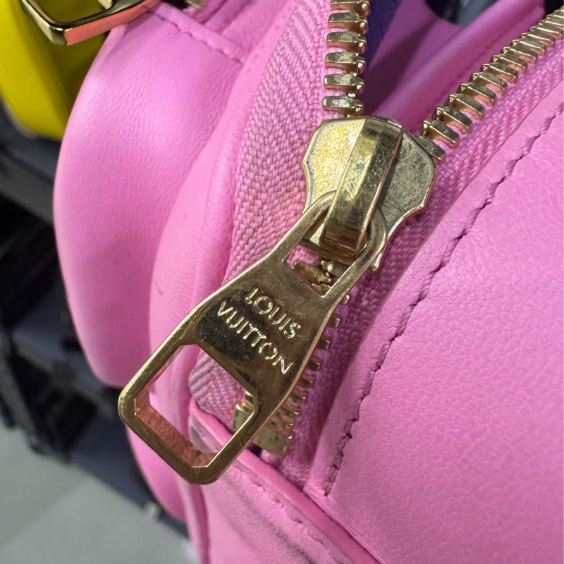 LV路易威登 Utility Crossbody 粉色皮革老花壓紋炸藥包相機包～晶片款-11