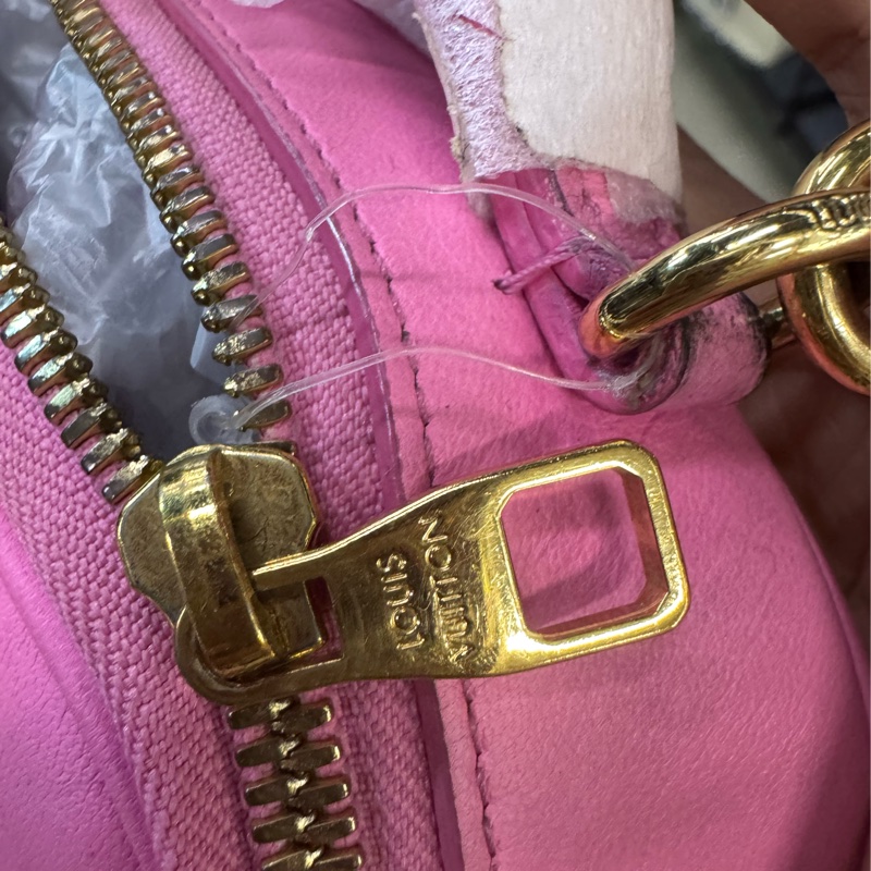 LV路易威登 Utility Crossbody 粉色皮革老花壓紋炸藥包相機包～晶片款-13