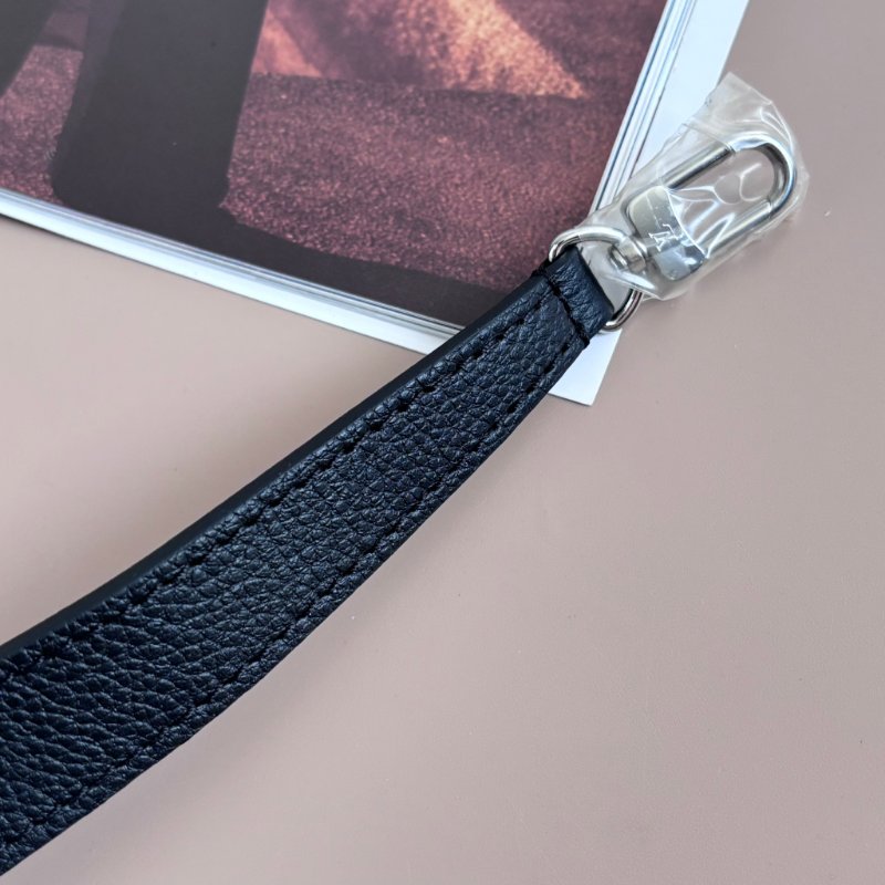 ::LOUIS VUITTON:: LV M20998 Marellini 黑色Epi牛皮二合一小斜背包-21