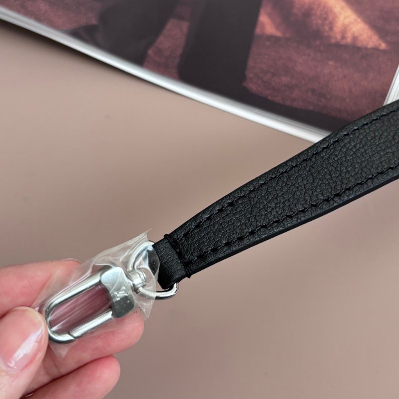 ::LOUIS VUITTON:: LV M20998 Marellini 黑色Epi牛皮二合一小斜背包-22