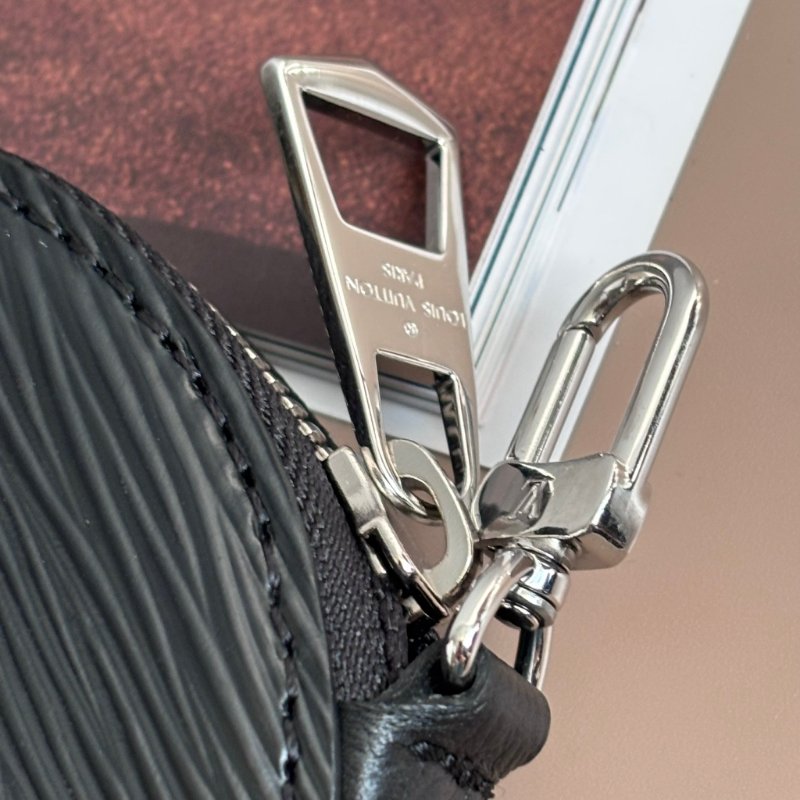 ::LOUIS VUITTON:: LV M20998 Marellini 黑色Epi牛皮二合一小斜背包-24