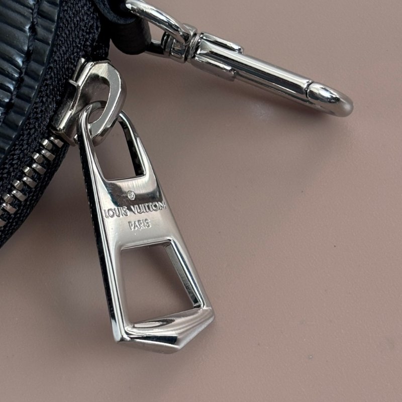 ::LOUIS VUITTON:: LV M20998 Marellini 黑色Epi牛皮二合一小斜背包-25