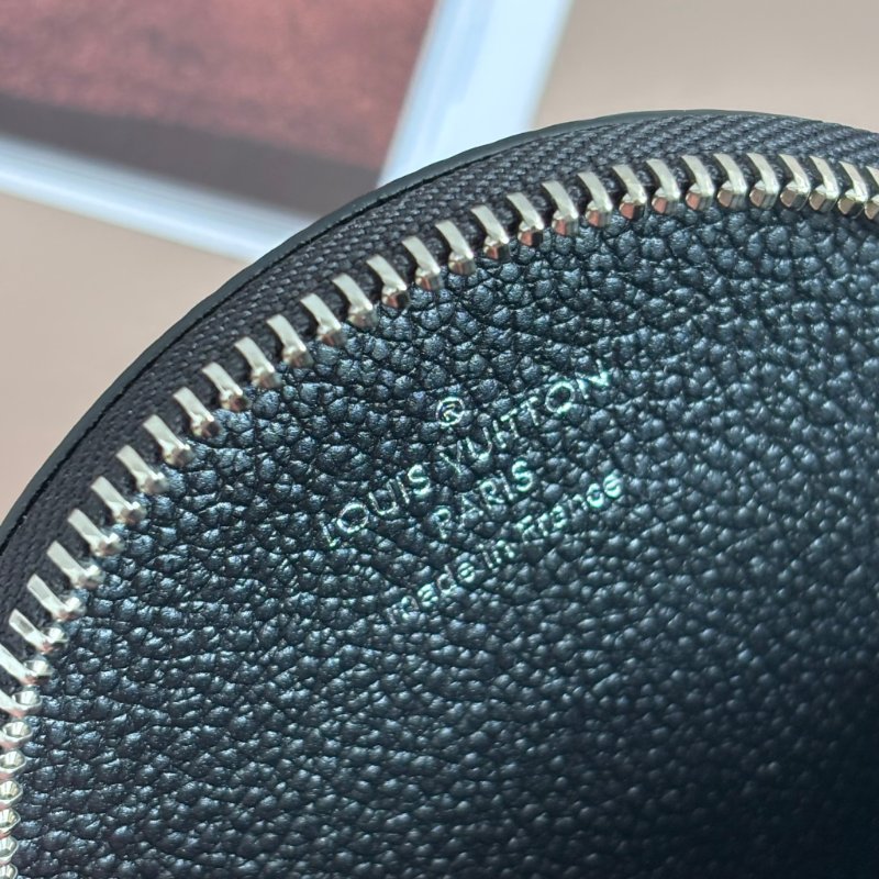 ::LOUIS VUITTON:: LV M20998 Marellini 黑色Epi牛皮二合一小斜背包-27