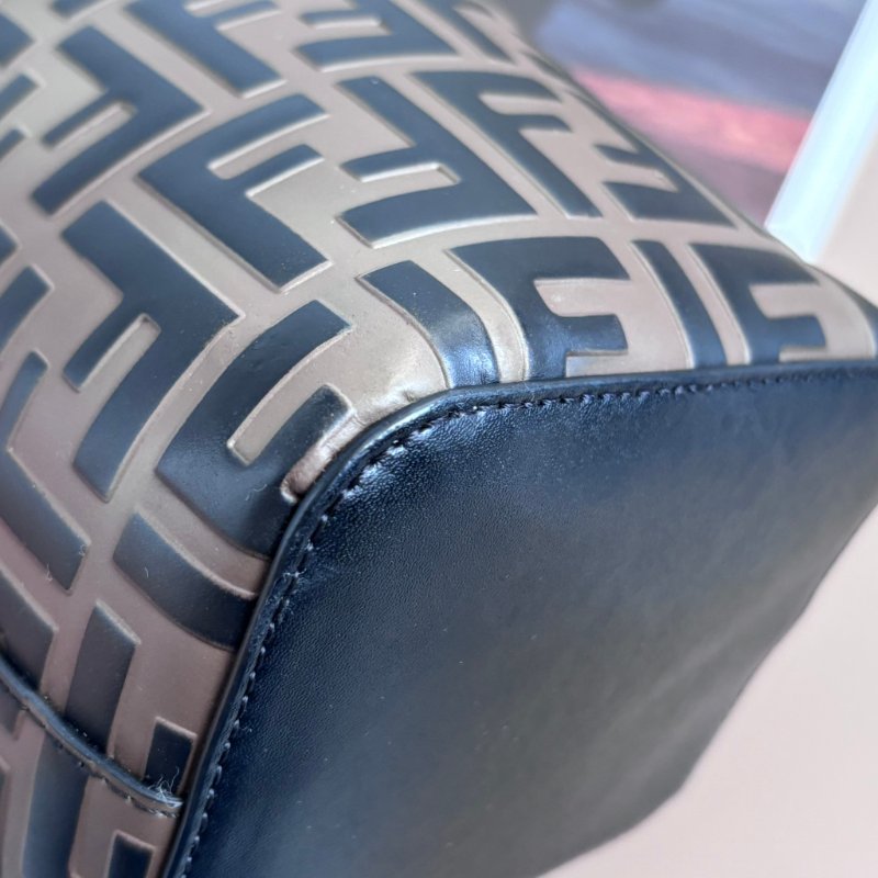 ::FENDI:: 經典滿版花紋 Mon Tresor 壓印LOGO 水桶包 手提包 斜背包-11