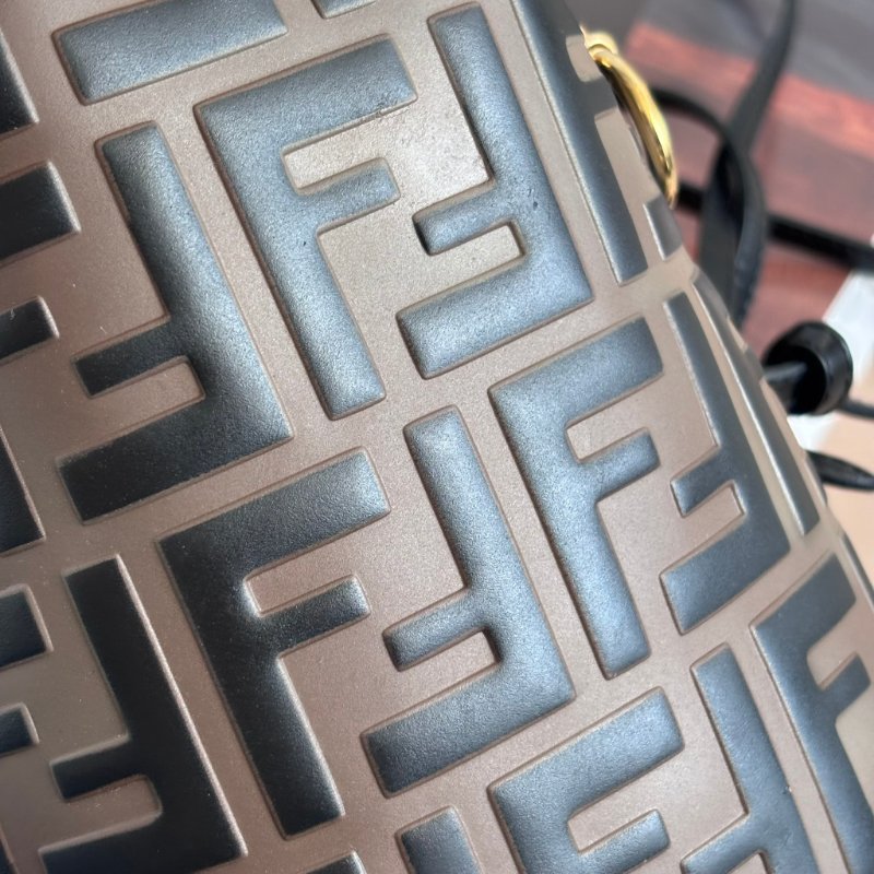 ::FENDI:: 經典滿版花紋 Mon Tresor 壓印LOGO 水桶包 手提包 斜背包-31
