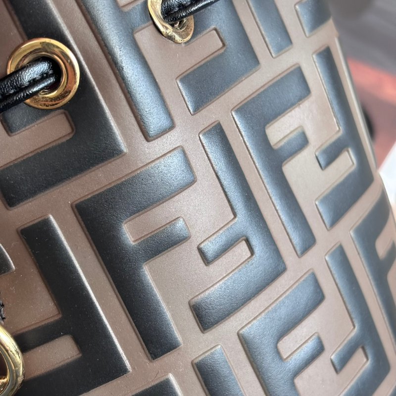 ::FENDI:: 經典滿版花紋 Mon Tresor 壓印LOGO 水桶包 手提包 斜背包-32