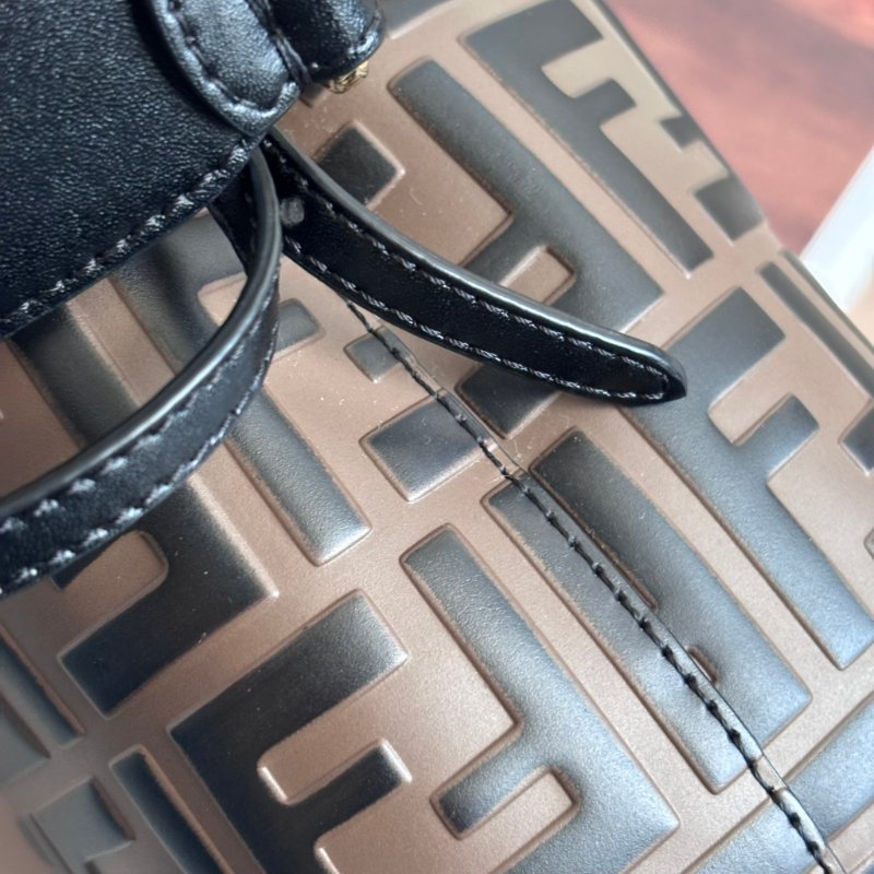 ::FENDI:: 經典滿版花紋 Mon Tresor 壓印LOGO 水桶包 手提包 斜背包-33