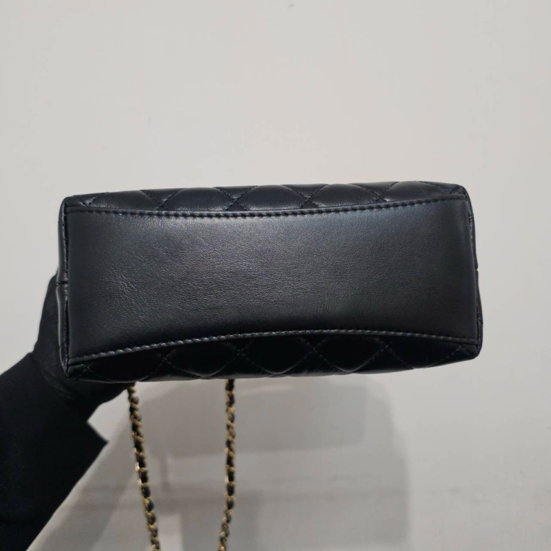 Chanel 黑金牛皮愛心琺瑯 24P 肩背包 腋下包 離櫃閒置-6