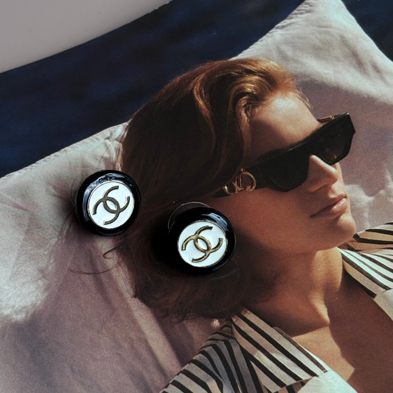 ::CHANEL:: ABC997 黑白琺瑯 金色雙C 鈕釦造型 針式耳環-0