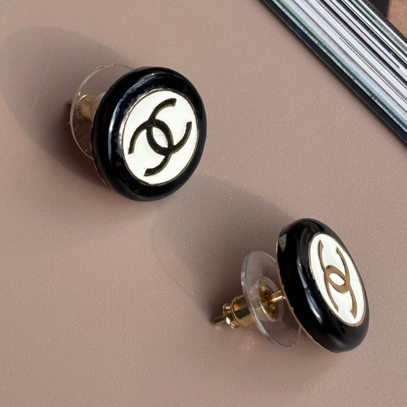 ::CHANEL:: ABC997 黑白琺瑯 金色雙C 鈕釦造型 針式耳環-1